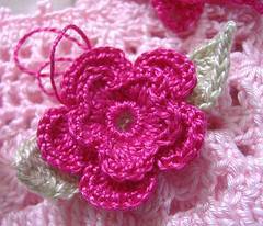 Cómo hacer flores tejidas a crochet para aplicar a tus labores de ganchillo  :: Paso a paso para tejer flores de ganchillo en vídeo